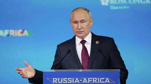 Vladímir Putin, presidente de Rusia, durante su discurso en la sesión plenaria de la segunda cumbre y foro económico y humanitario Rusia-África - Sputnik Mundo