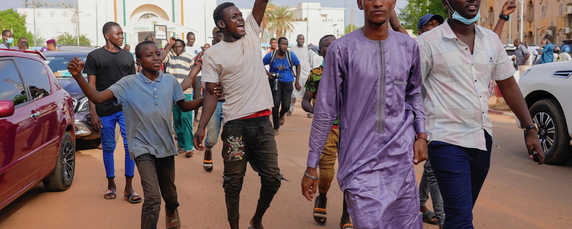Simpatizantes del presidente nigerino Mohamed Bazoum se manifiestan en su apoyo en Niamey, Níger, miércoles 26 de julio de 2023. - Sputnik Mundo, 1920, 20.03.2024