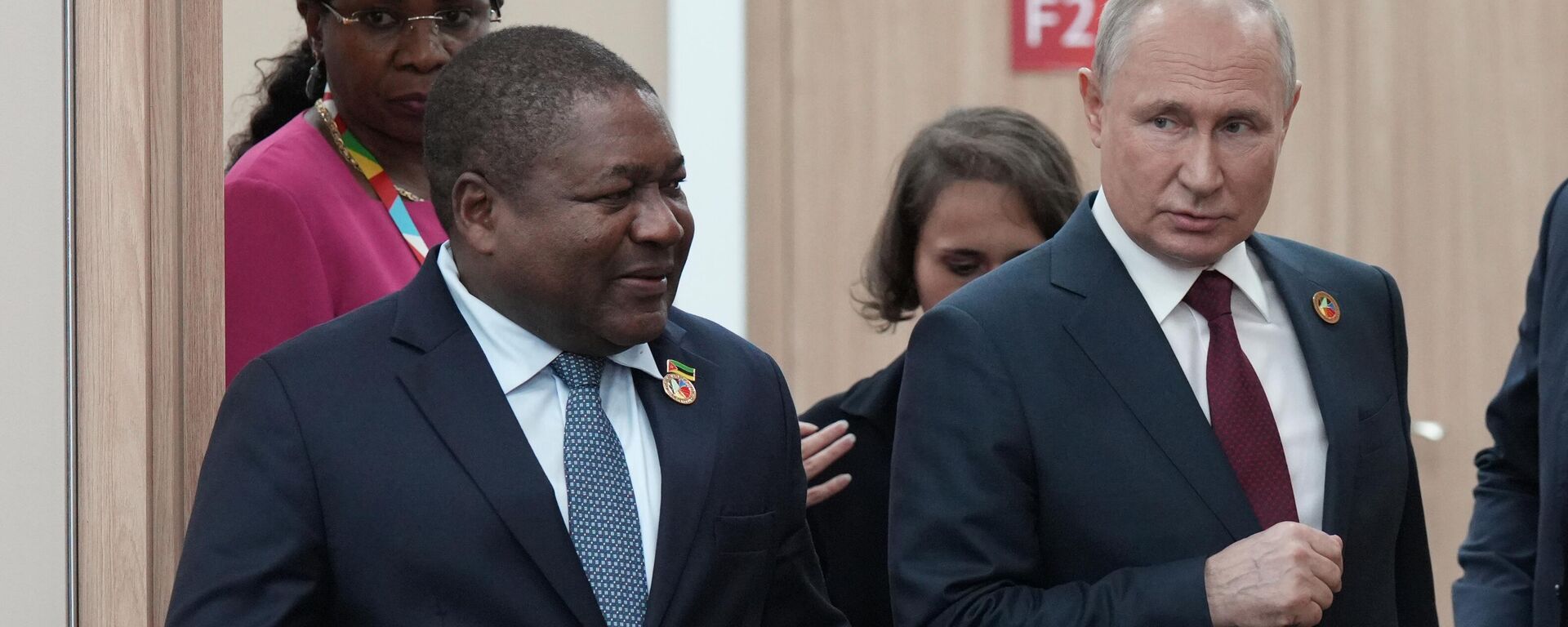 El presidente de Mozambique, Filipe Nyusi junto con el presidente ruso, Vladímir Putin, antes de una reunión al margen de la Segunda Cumbre y Foro Rusia-África en San Petersburgo. - Sputnik Mundo, 1920, 27.07.2023