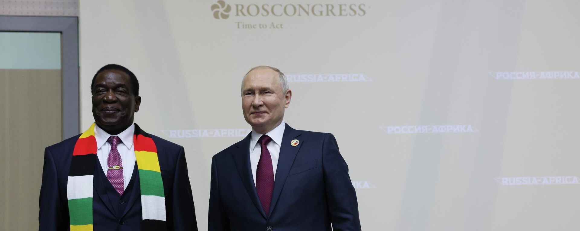 El presidente de Zimbabue, Emmerson Dambudzo Mnangagwa junto con el presidente ruso, Vladímir Putin, antes de la sesión plenaria de la II Cumbre y Foro Rusia-África. - Sputnik Mundo, 1920, 27.07.2023