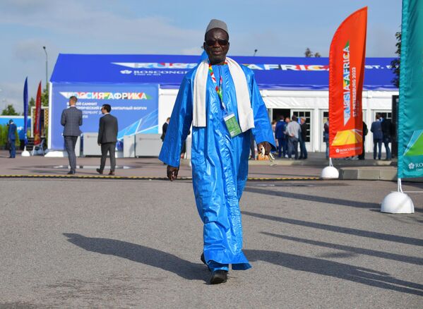 Un participante en la Cumbre Rusia-África en el Centro de Exposiciones y Convenciones Expoforum. - Sputnik Mundo