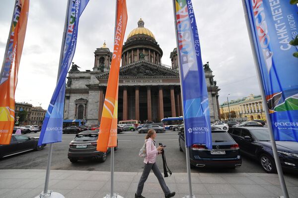 Carteles cerca de la Catedral de San Isaac, con motivo de la Cumbre Rusia-África en San Petersburgo. - Sputnik Mundo