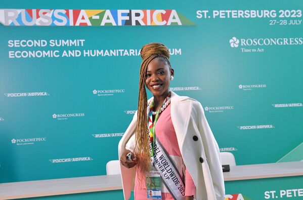 Una participante en la Cumbre Rusia-África en el Centro de Convenciones y Exposiciones ExpoForum de San Petersburgo. - Sputnik Mundo