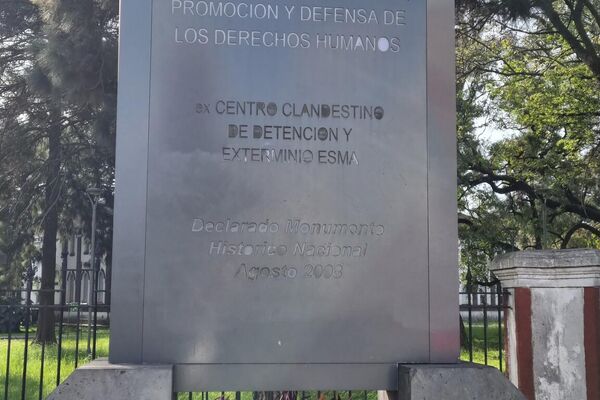 Placa en la ex-Escuela de Mecánica de la Armada, centro de detenciones arbitrarias durante la dictadura. - Sputnik Mundo