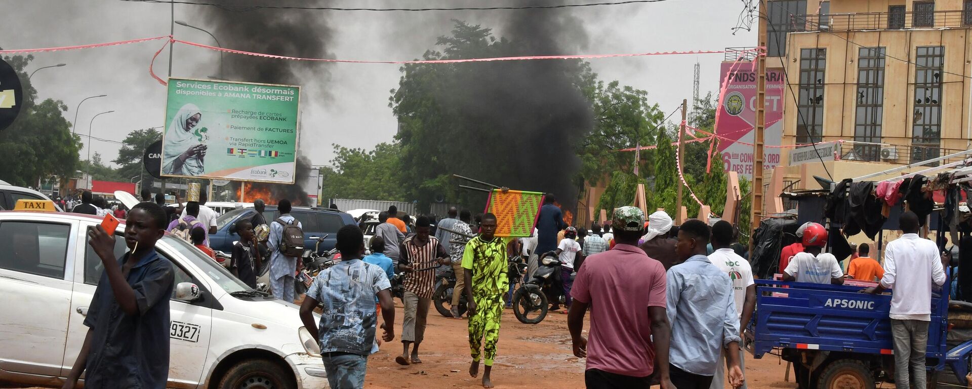 Vista general de una nube de humo mientras partidarios de las fuerzas de defensa y seguridad nigerinas atacan la sede del Partido Nigerino para la Democracia y el Socialismo (PNDS), el partido del derrocado presidente Mohamed Bazoum, en Niamey, el 27 de julio de 2023. - Sputnik Mundo, 1920, 02.08.2023