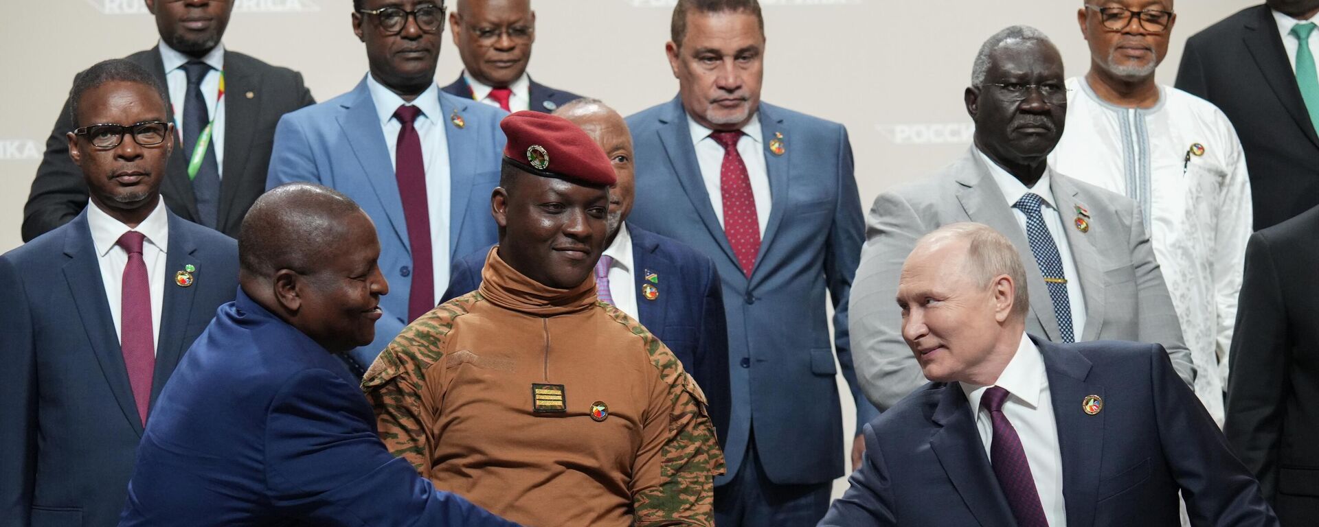 Vladímir Putin, presidente ruso, y líderes de los países africanos en la cumbre Rusia África - Sputnik Mundo, 1920, 29.07.2023
