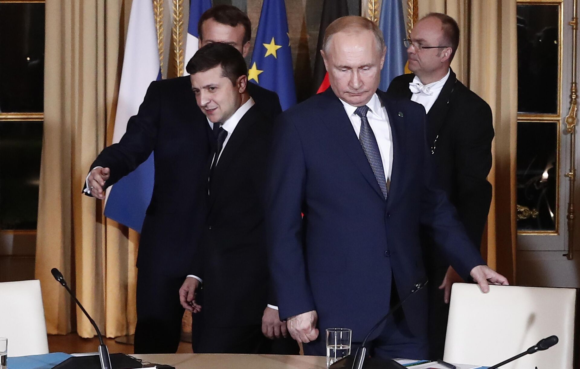 Volodímir Zelenski (izquierda), presidente de Ucrania, y Vladímir Putin (derecha), presidente de Rusia, llegan a una sesión de trabajo en el Palacio del Elíseo en París, el 9 de diciembre de 2019 - Sputnik Mundo, 1920, 29.07.2023