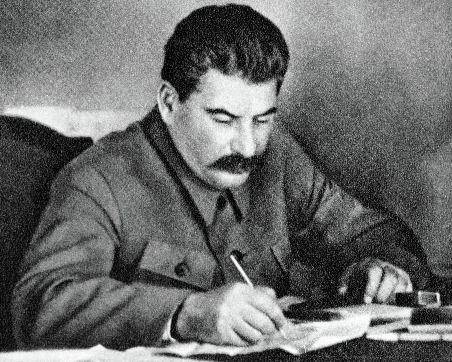 Iósef Stalin en su despacho - Sputnik Mundo, 1920, 29.07.2023