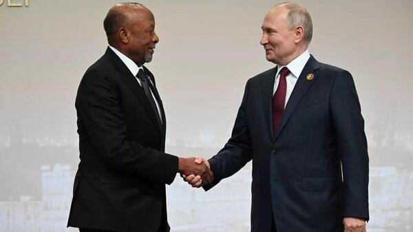 El presidente ruso, Vladímir Putin, saluda al vicepresidente de Namibia, Nangolo Mbumba, en el inicio de la segunda Cumbre Rusia-África. - Sputnik Mundo