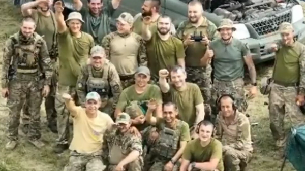 Los militares ucranianos hacen el saludo nazi - Sputnik Mundo