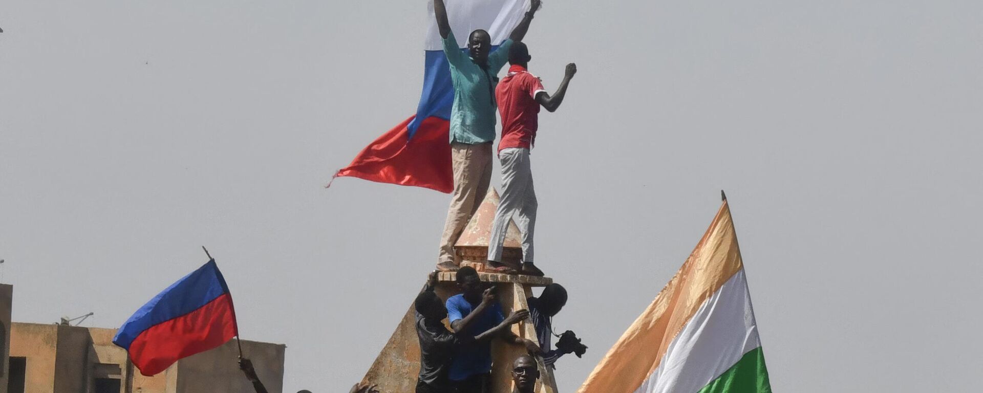 Miles de personas se congregan en Níger con banderas rusas para protestar contra el intervencionismo de Francia - Sputnik Mundo, 1920, 30.07.2023
