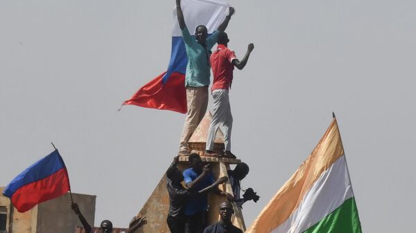 Miles de personas se congregan en Níger con banderas rusas para protestar contra el intervencionismo de Francia - Sputnik Mundo