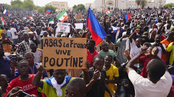 Nigerinos participan en una marcha convocada por los partidarios del golpista general Abdourahmane Tchiani en Niamey, Níger, el domingo 30 de julio de 2023 - Sputnik Mundo