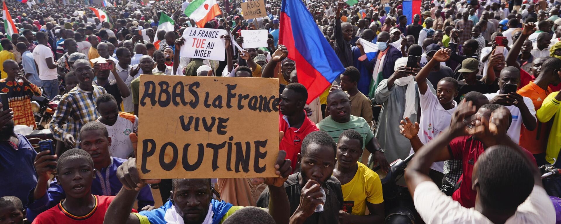 Nigerinos participan en una marcha convocada por los partidarios del golpista general Abdurahmane Tchiani en Niamey, Níger, el domingo 30 de julio de 2023. - Sputnik Mundo, 1920, 29.01.2024