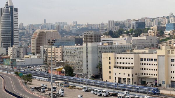 Un tren que pasa cerca del puerto de Haifa - Sputnik Mundo