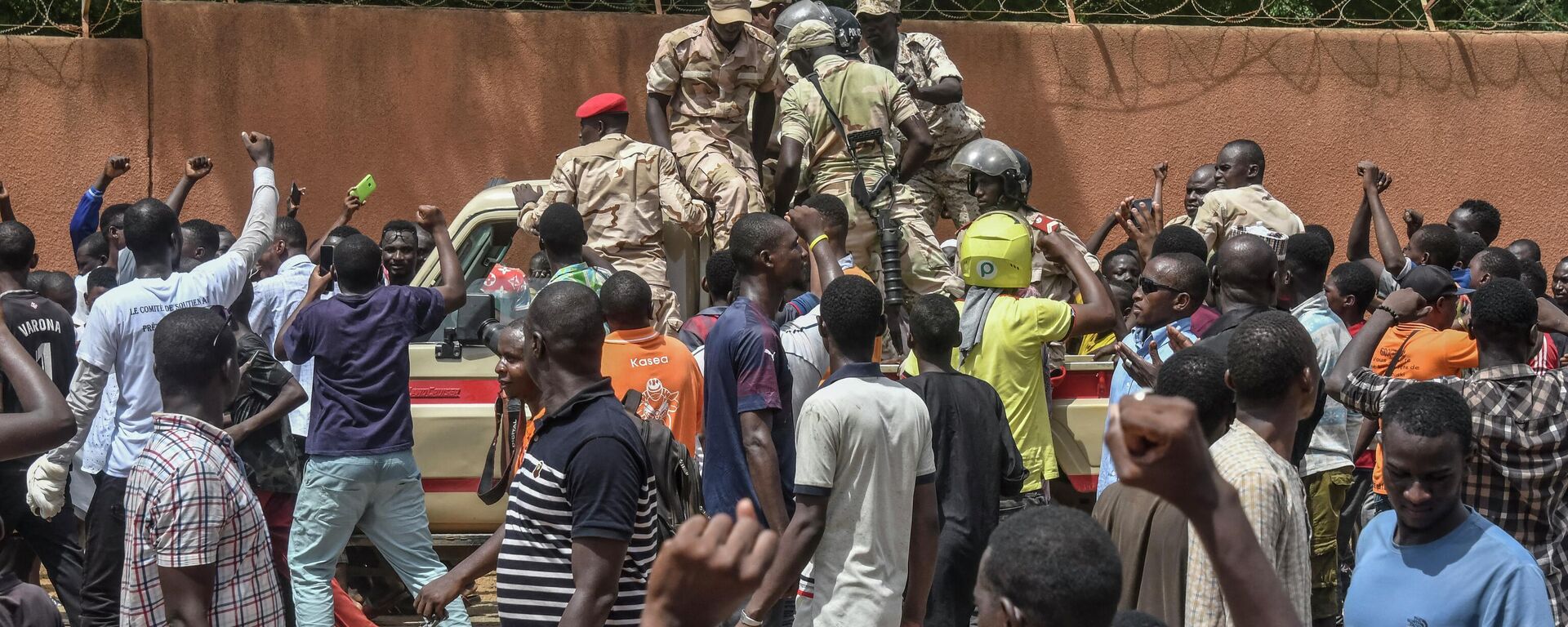 Manifestantes aclaman a las tropas nigerinas mientras se reúnen frente a la embajada francesa en Niamey durante una manifestación que siguió a un mitin de apoyo a la junta de Níger el 30 de julio de 2023.  - Sputnik Mundo, 1920, 31.07.2023
