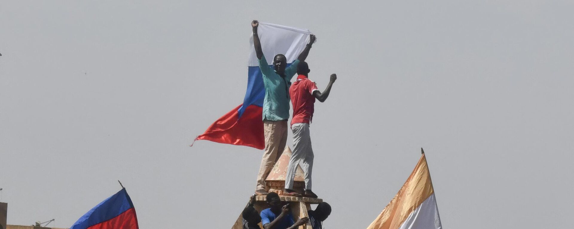 Протестующие с российскими флагами в Нигере - Sputnik Mundo, 1920, 05.08.2023