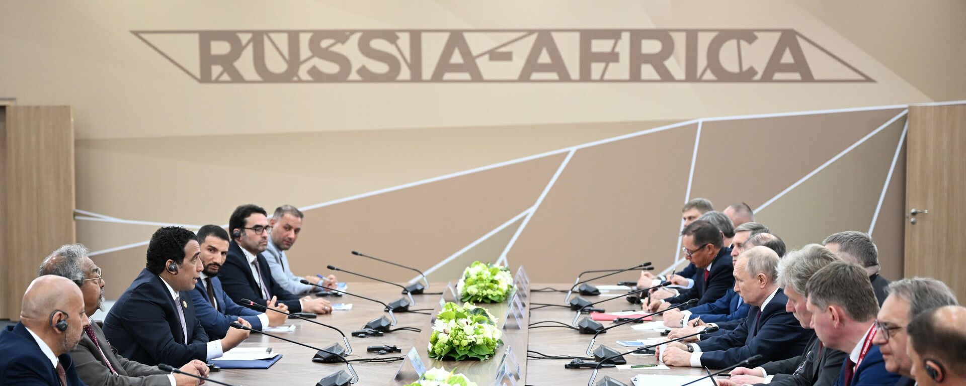 El presidente ruso, Vladímir Putin, y el presidente del Consejo Presidencial de Libia, Mohammed Menfi, se reúnen al margen de la II Cumbre Rusia-África, el 28 de julio de 2023 - Sputnik Mundo, 1920, 30.09.2023