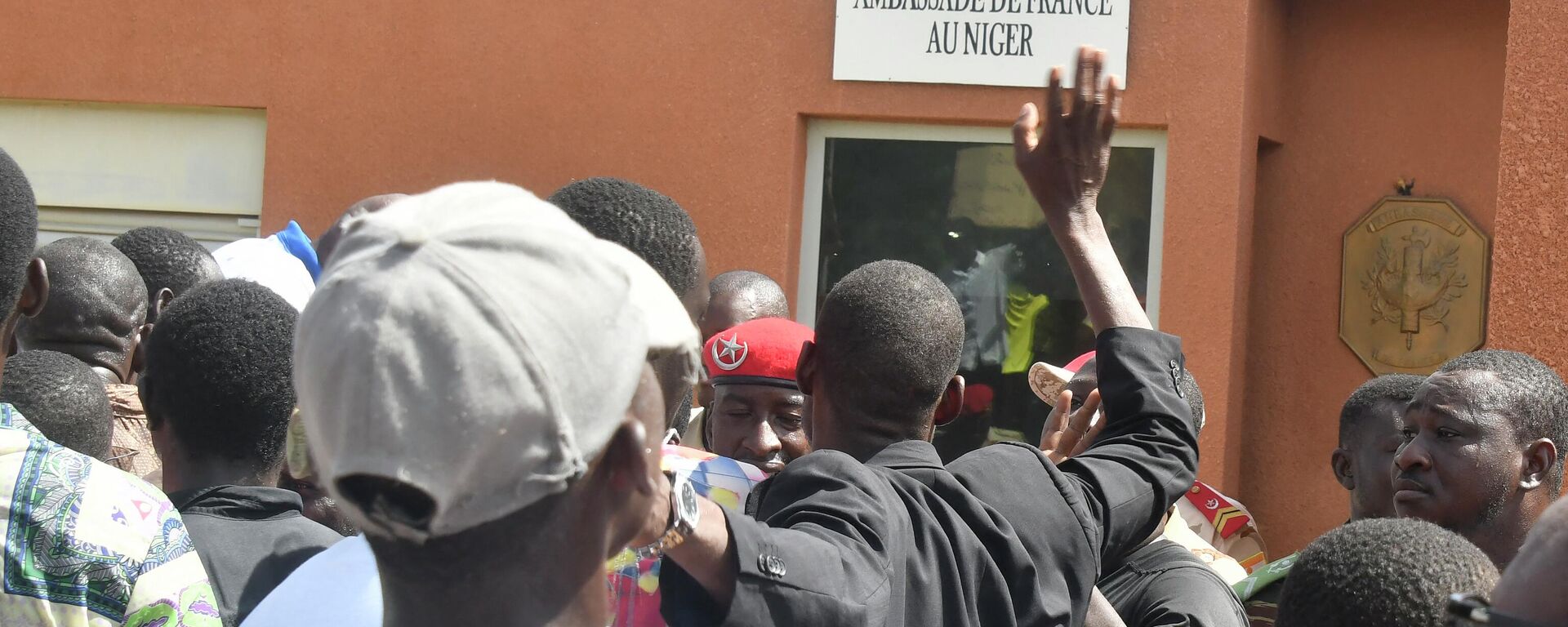 Manifestantes se reúnen frente a la Embajada francesa en Niamey durante una manifestación que siguió a un mitin de apoyo a la junta de Níger en Niamey el 30 de julio de 2023.   - Sputnik Mundo, 1920, 31.07.2023