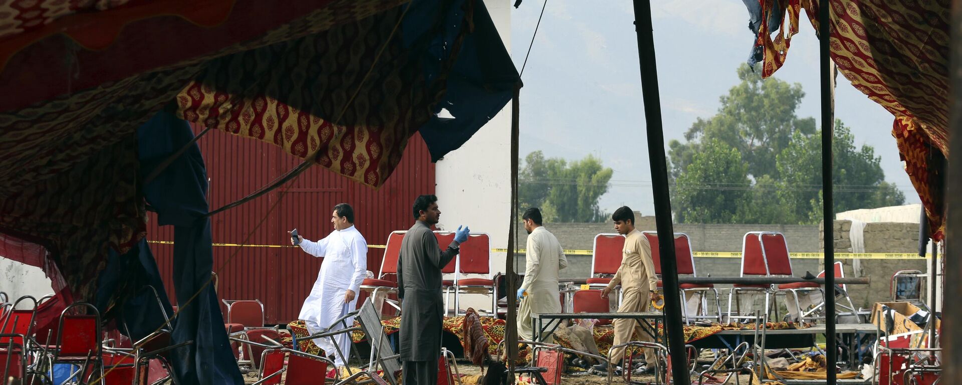 Investigadores pakistaníes inspeccionan en el lugar del atentado suicida del 30 de julio, en el distrito de Bajur de Khyber Pakhtunkhwa, Pakistán - Sputnik Mundo, 1920, 31.07.2023