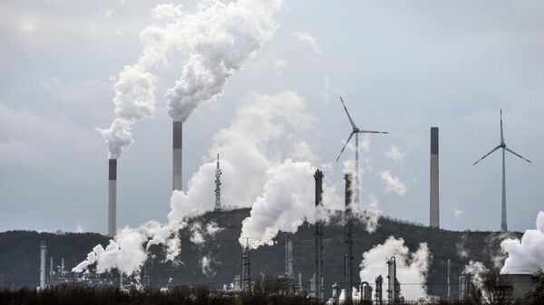 El telón de fondo industrial de una refinería de BP y una central eléctrica de carbón de Uniper en Gelsenkirchen, Alemania.  - Sputnik Mundo