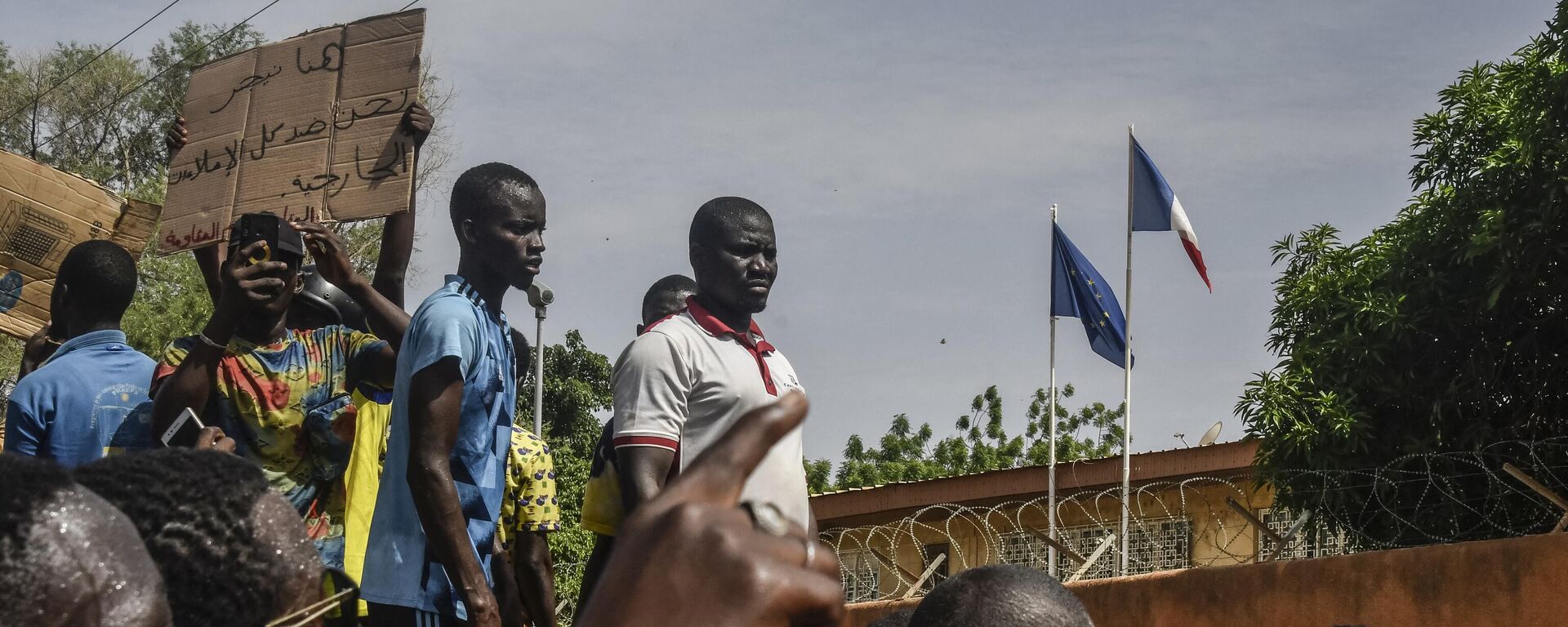 Manifestantes se reúnen frente a la Embajada francesa en Niamey durante una manifestación que siguió a un mitin de apoyo a la junta de Níger en Niamey el 30 de julio de 2023. - Sputnik Mundo, 1920, 01.08.2023