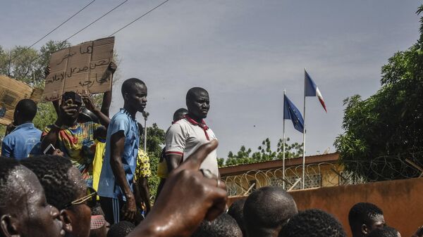 Manifestantes se reúnen frente a la Embajada francesa en Niamey durante una manifestación que siguió a un mitin de apoyo a la junta de Níger en Niamey el 30 de julio de 2023. - Sputnik Mundo