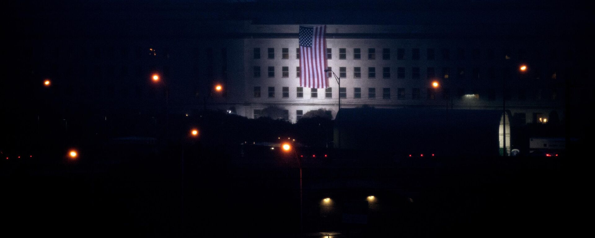 Una bandera de EEUU desde el Pentágono al amanecer en Washington, el 11 de septiembre de 2022 - Sputnik Mundo, 1920, 02.08.2023