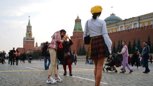 Turistas extranjeras toman fotos en la Plaza Roja de Moscú  - Sputnik Mundo