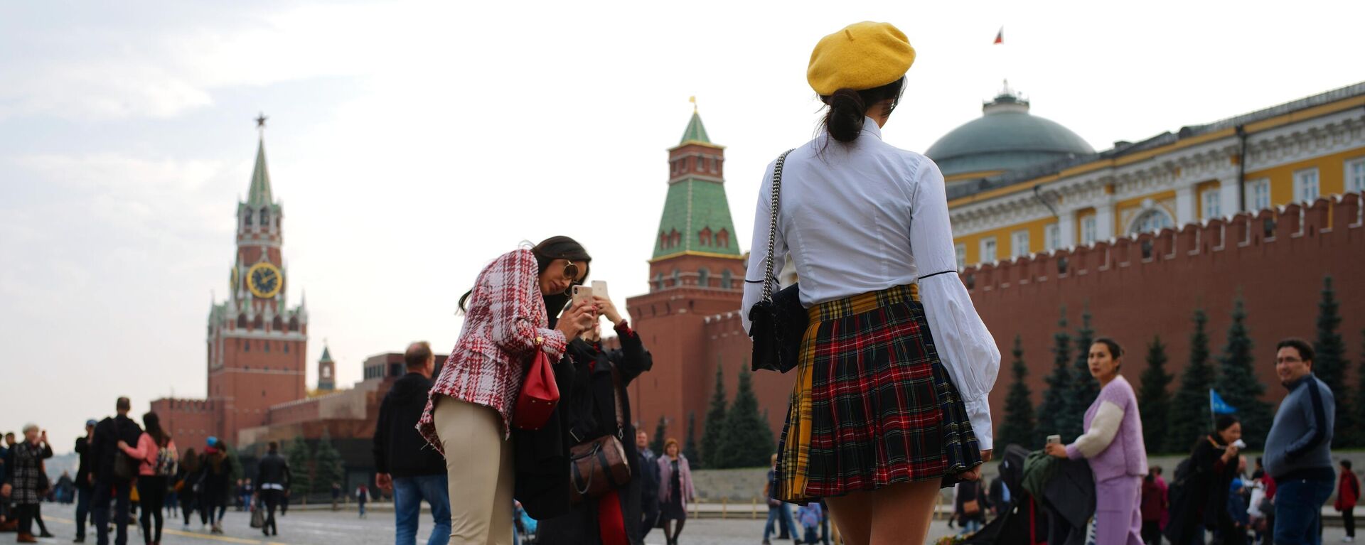 Turistas extranjeras toman fotos en la Plaza Roja de Moscú  - Sputnik Mundo, 1920, 02.08.2023