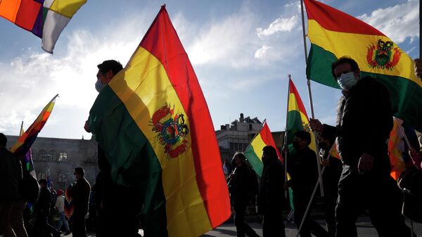 Manifestantes sostienen banderas bolivianas en La Paz, Bolivia, el12 de enero de 2023. - Sputnik Mundo