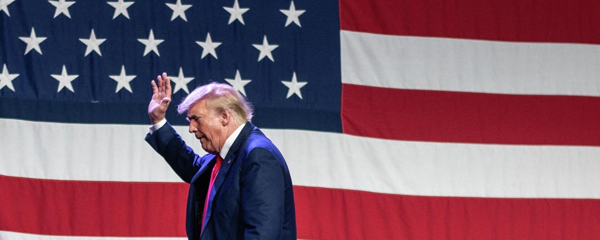 El expresidente de Estados Unidos Donald Trump, sale tras intervenir en la Cena Lincoln 2023 del Partido Republicano, el 28 de julio de 2023 - Sputnik Mundo, 1920, 02.08.2023