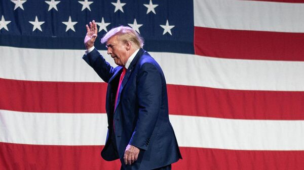 El expresidente de Estados Unidos Donald Trump, sale tras intervenir en la Cena Lincoln 2023 del Partido Republicano, el 28 de julio de 2023 - Sputnik Mundo