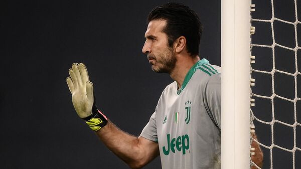 El portero italiano de la Juventus Gianluigi Buffon da instrucciones durante el partido de fútbol de la Serie A italiana Juventus vs Napoli el 7 de abril de 2021  - Sputnik Mundo