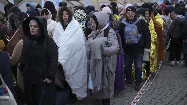 Personas originarias de Ucrania que buscan refugio en otras naciones. - Sputnik Mundo