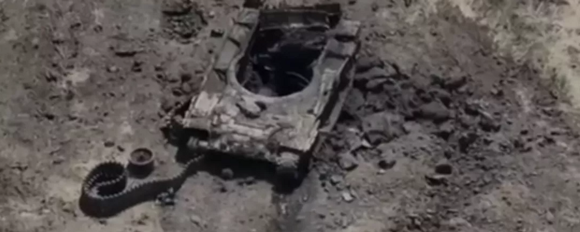 Captura de pantalla de un video del Ministerio de Defensa ruso que muestra un tanque ucraniano destruido por los ataques rusos durante el intento de la contraofensiva de Kiev - Sputnik Mundo, 1920, 10.04.2024