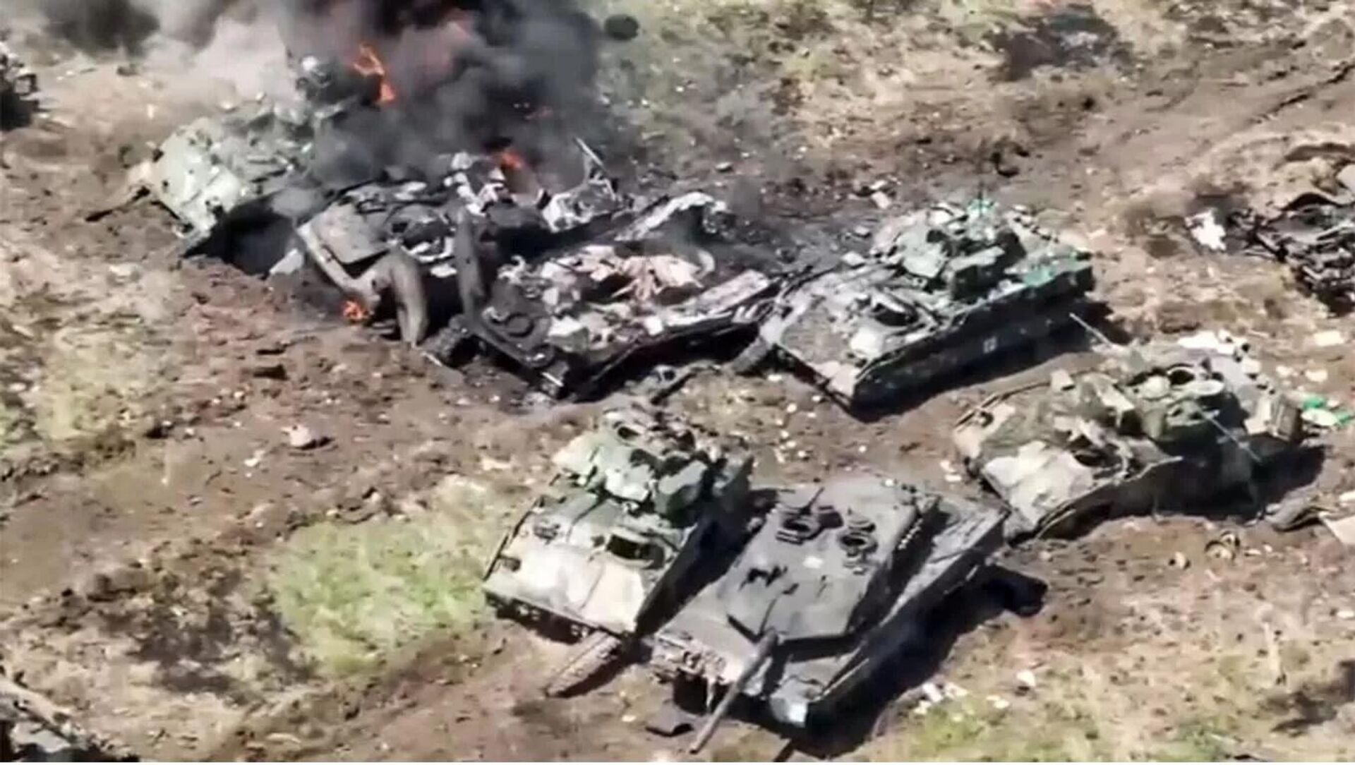 Un tanque Leopard 2 y un vehículo de combate Bradley entre numerosos vehículos ucranianos destruidos - Sputnik Mundo, 1920, 04.08.2023