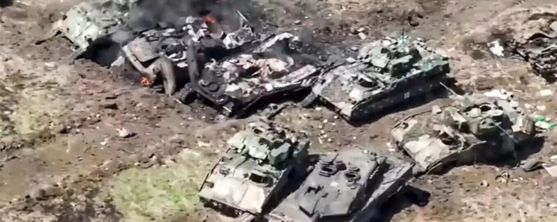 Un tanque Leopard 2 y un vehículo de combate Bradley entre numerosos vehículos ucranianos destruidos - Sputnik Mundo, 1920, 09.08.2023