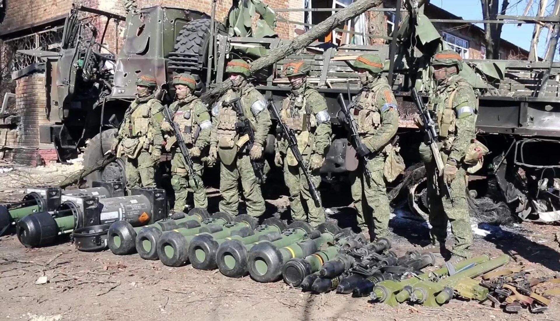 Militares rusos posan con armamento capturado del Ejército ucraniano - Sputnik Mundo, 1920, 04.08.2023
