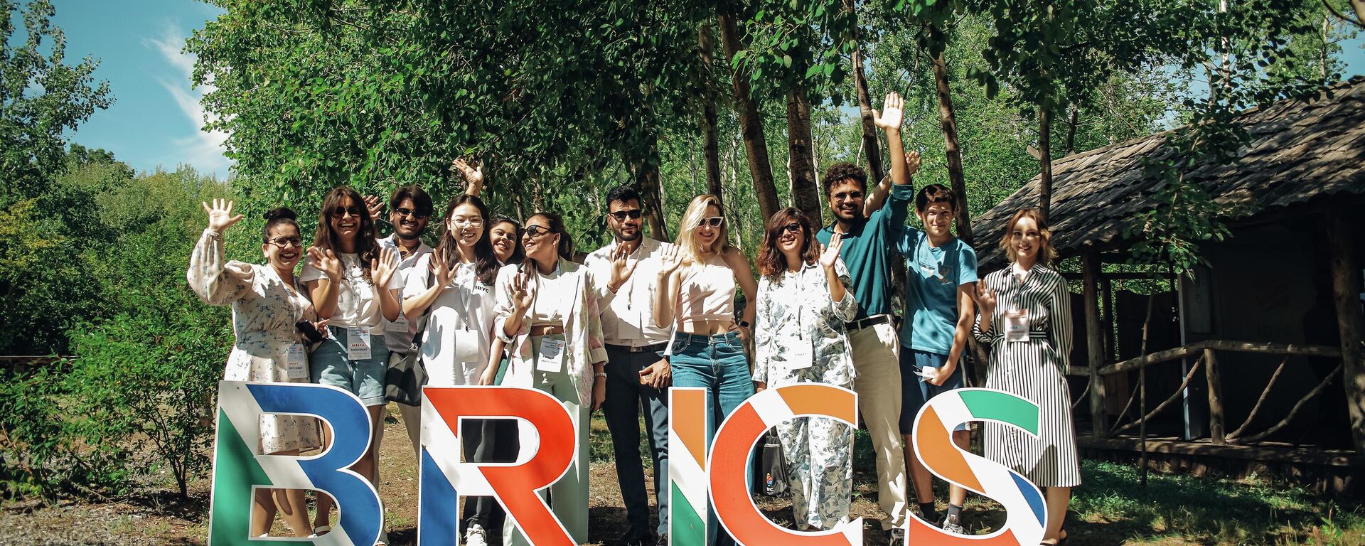 Jóvenes de Brasil, Rusia, la India, China y Sudáfrica reunidos durante el 3º Campamento Juvenil de BRICS en Ulianovsk, Rusia, el 3 de agosto de 2023 - Sputnik Mundo, 1920, 05.08.2023