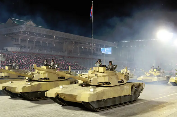 La primera presentación del tanque M2020 norcoreano durante el desfile militar nocturno que conmemoró el 75 aniversario de la fundación del Partido del Trabajo - Sputnik Mundo