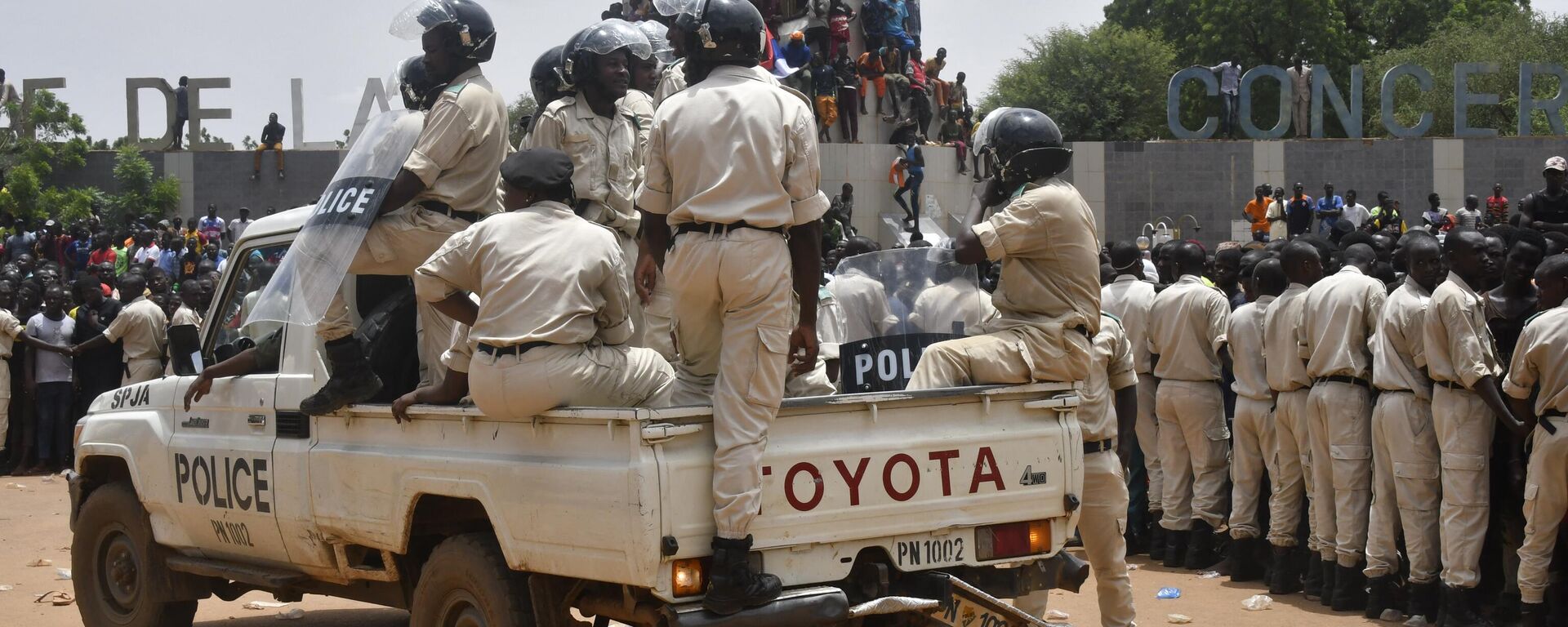 Policías de Níger en una concentración de apoyo a la junta militar en Niamey, el 30 de julio de 2023. - Sputnik Mundo, 1920, 30.08.2023
