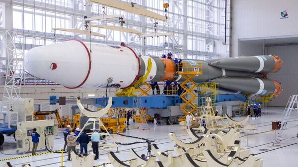 Montaje del cohete Soyuz-2.1b para el lanzamiento de la estación automática Luna-25 - Sputnik Mundo