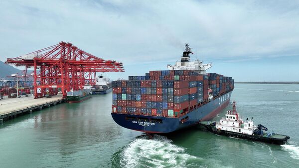 Un carguero cargado de contenedores saliendo del puerto de Lianyungang, en la provincia oriental china de Jiangsu. - Sputnik Mundo