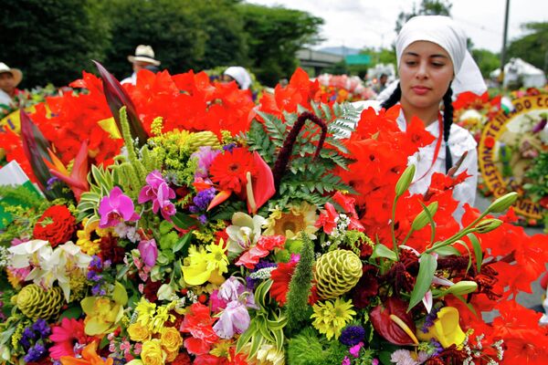 Los participantes de la Feria de las Flores se preparan durante todo un año para este evento. En cada composición se utilizan hasta 70 tipos de flores. Las más populares son rosas, lirios, orquídeas, crisantemos y gladiolos. - Sputnik Mundo