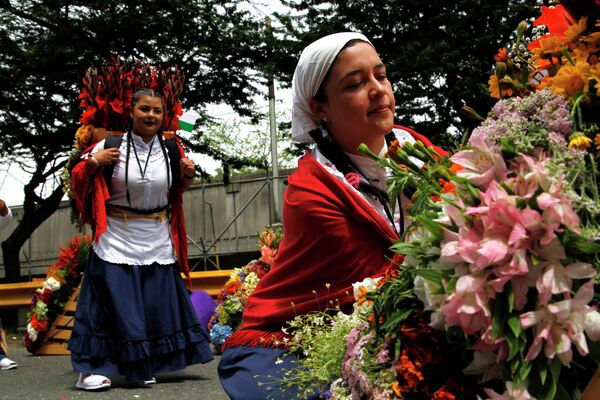 El festival es importante para la economía del país, ya que atrae a decenas de miles de turistas a Colombia cada año. Algunas compañías aéreas incluso organizan vuelos de flores especiales durante el evento.En la foto: varios floricultores se preparan para participar en el Desfile de Silleteros en Medellín. - Sputnik Mundo