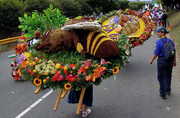 El Desfile de Silleteros, que se celebra anualmente en la ciudad colombiana de Medellín, es uno de los 10 mayores festivales reconocidos internacionalmente. Este desfile se celebró por primera vez el 1 de mayo de 1957 y duró cinco días. - Sputnik Mundo