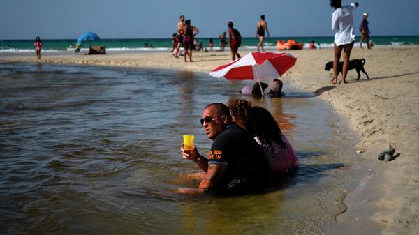 La gente en la playa en Cuba (foto de archivo) - Sputnik Mundo