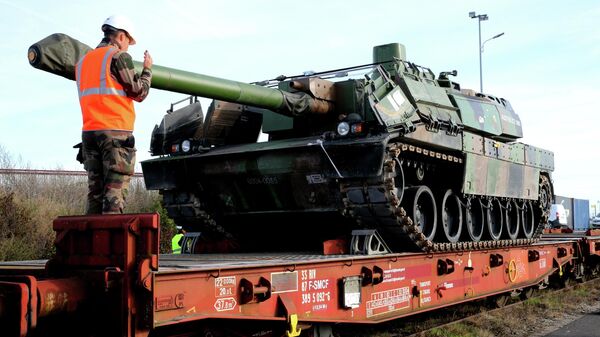 Soldados franceses reparan un tanque francés Leclerc en una base militar de la OTAN en Mourmelon-le-Grand, al noreste de Francia, el 8 de noviembre de 2022  - Sputnik Mundo