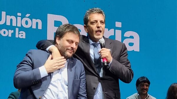 Leandro Santoro y Sergio Massa en el acto de cierre de campaña de Unión por la Patria - Sputnik Mundo